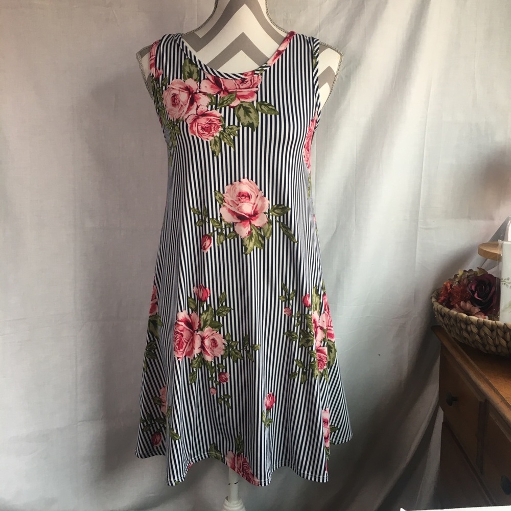 Discreet Sleeveless Dress Stripes with Roses